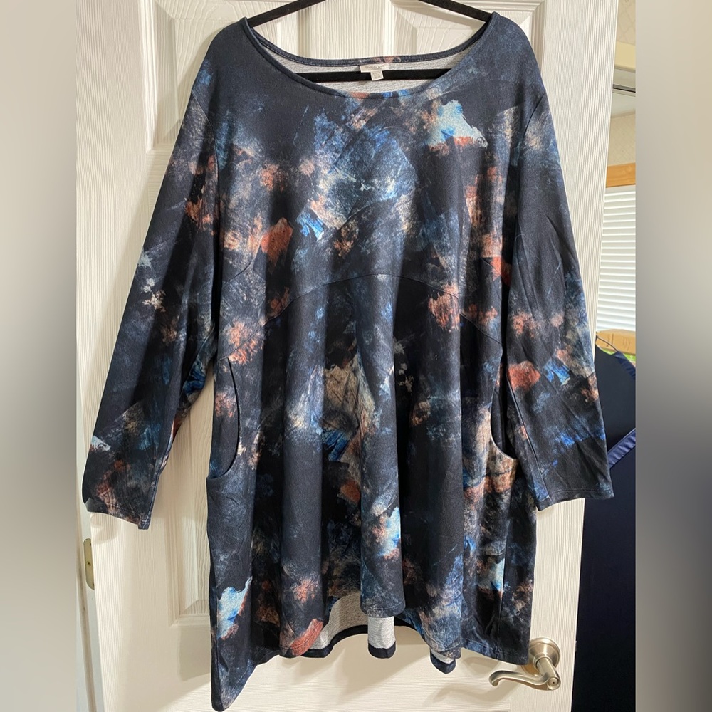 Avenue NWT women’s plus size 26/28 long sleeve top with shark bite hem